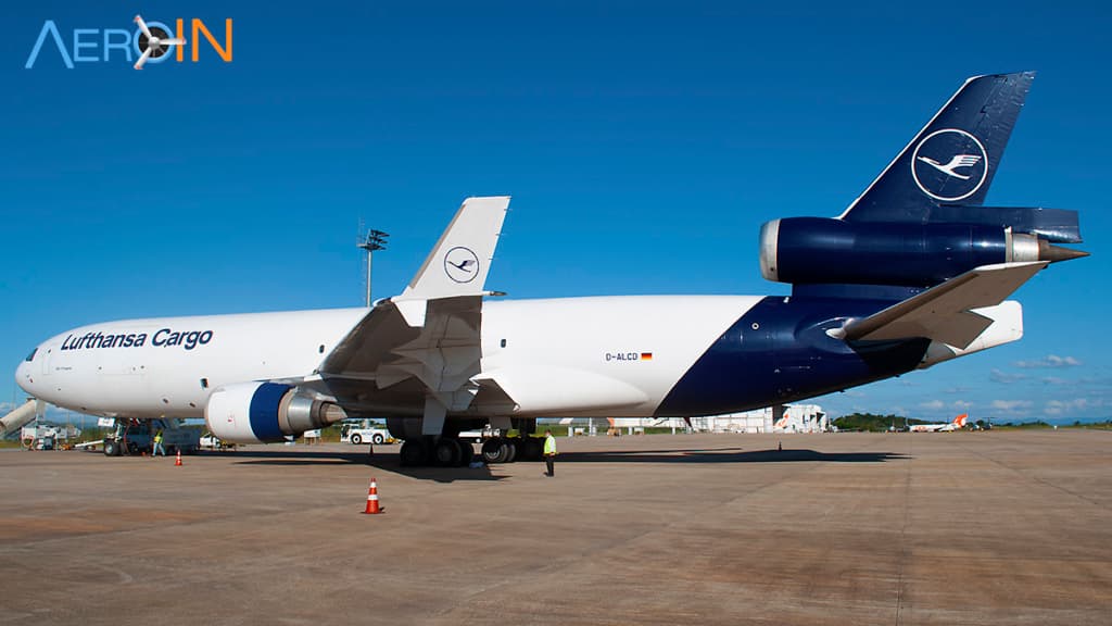 McDonnell Douglas MD-11 freighter no Aeroporto de Belo Horizonte/Confins durante operação de importação de vacinas Meningite C