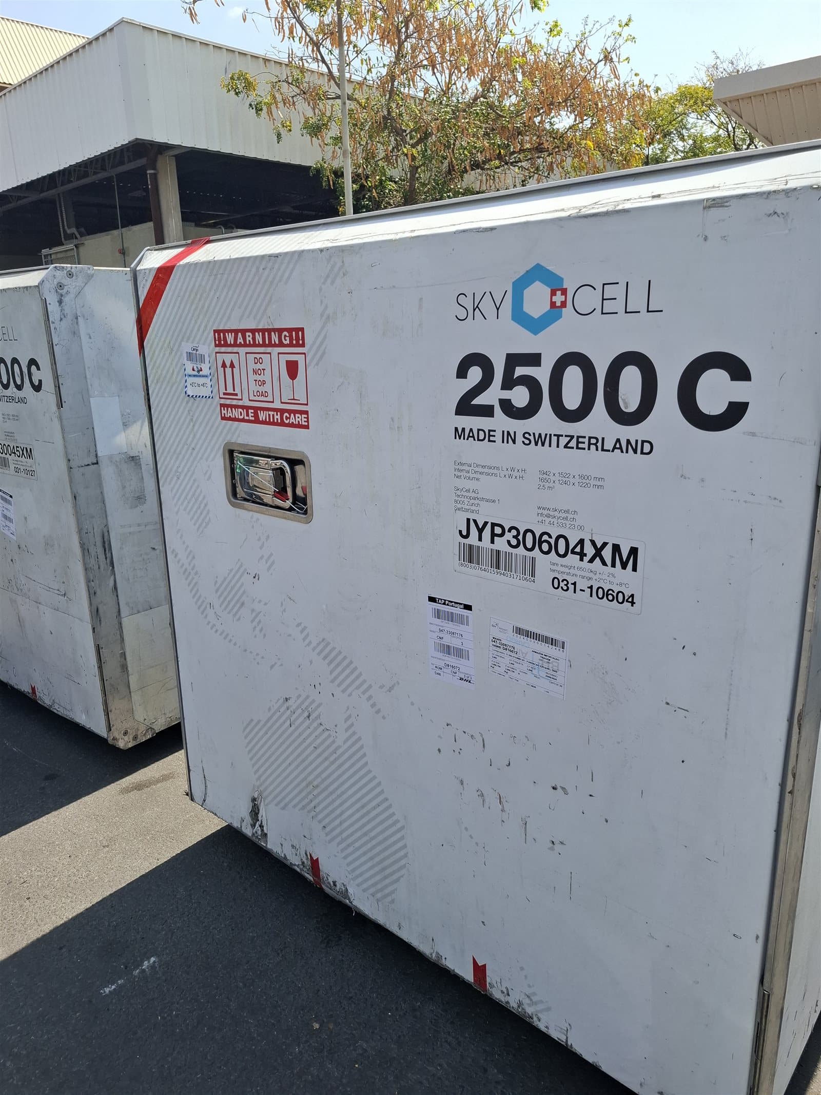 Containers refrigerados em pátio de armazenagem aguardando liberação para destino final