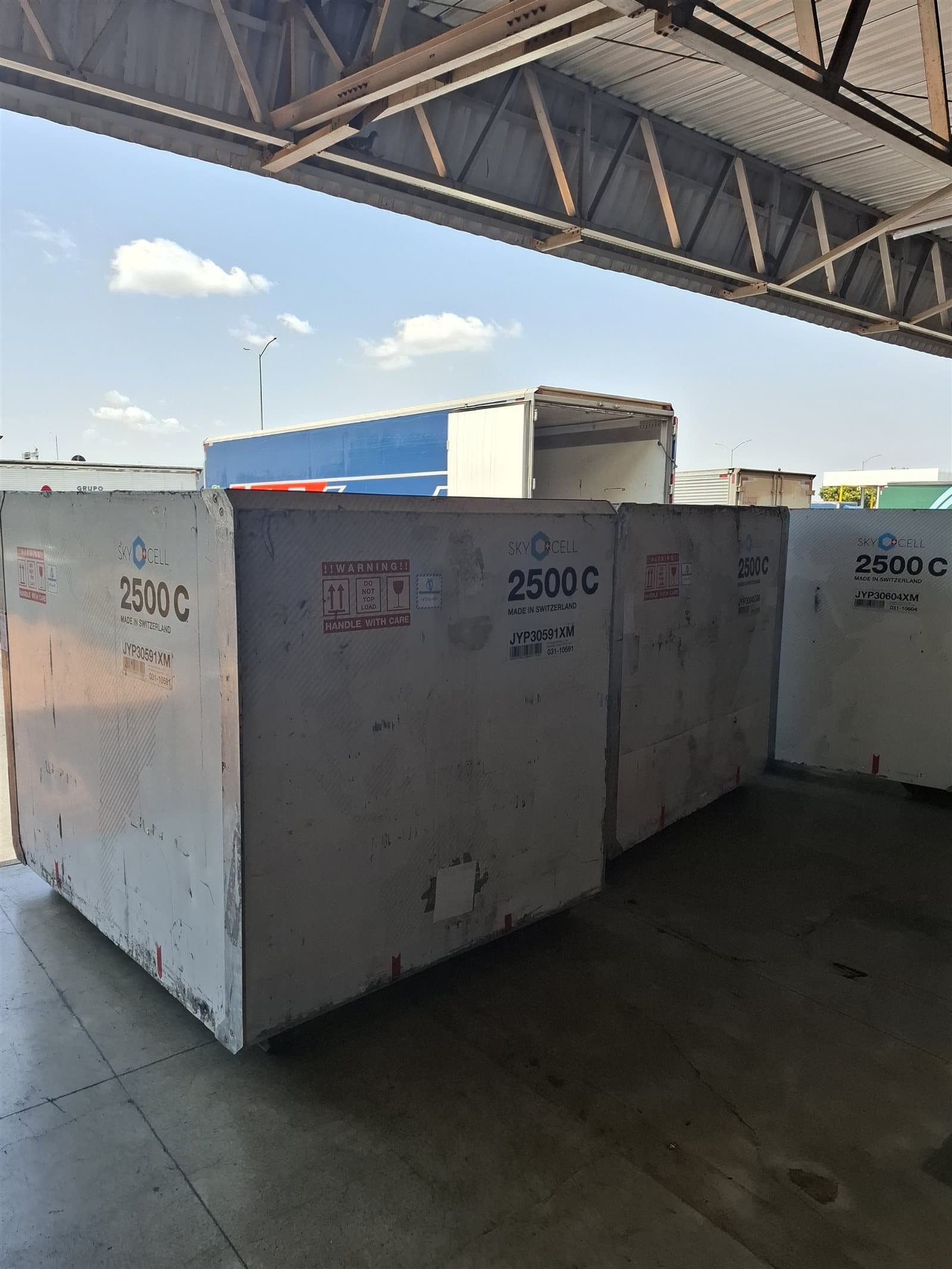 Carga farmacêutica de vacinas em desembarque no aeroporto de Confins com equipe da In Time supervisionando movimentação