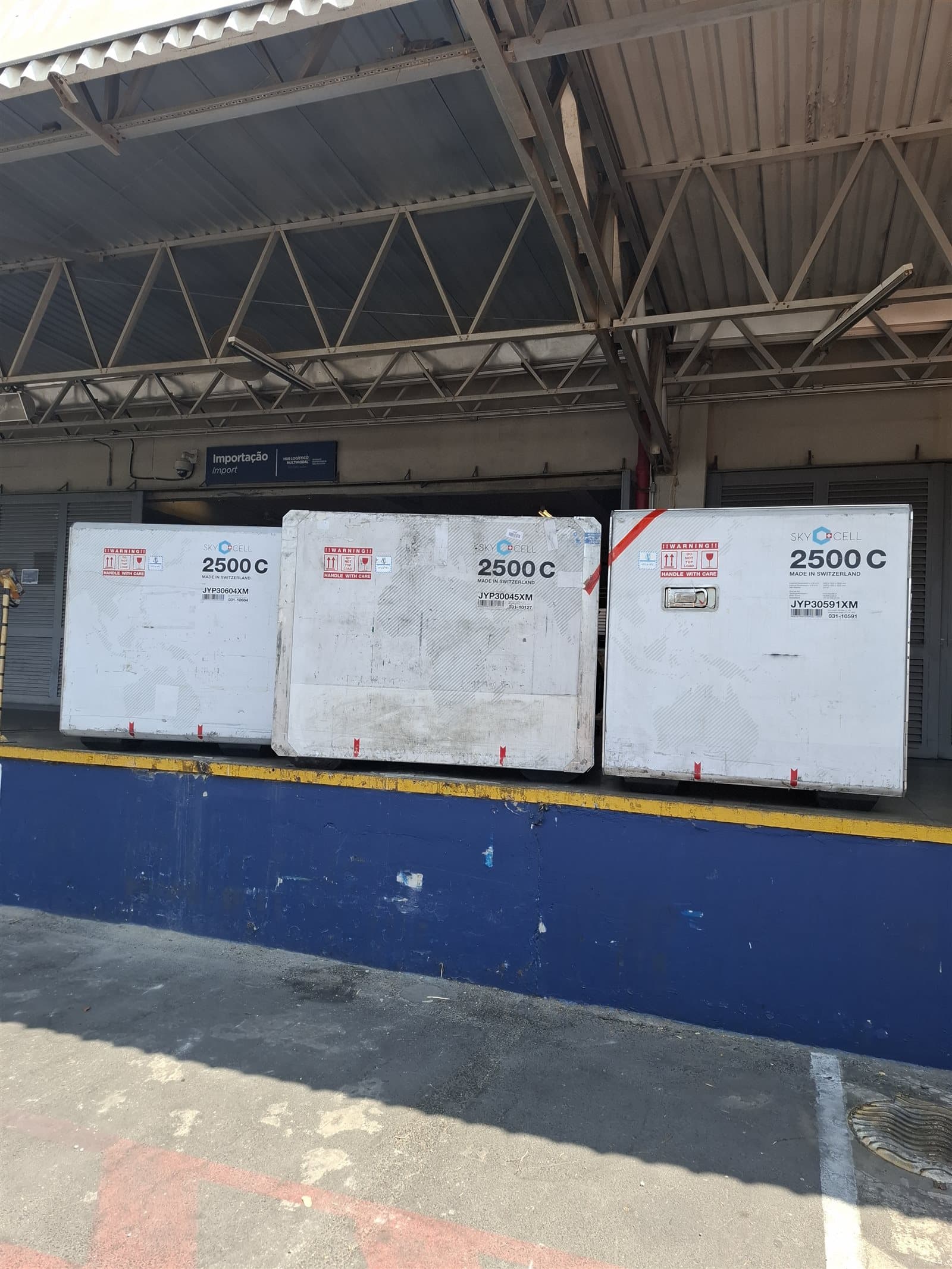 Movimentação de pallets de vacinas em terminal de carga aérea com paletização certificada