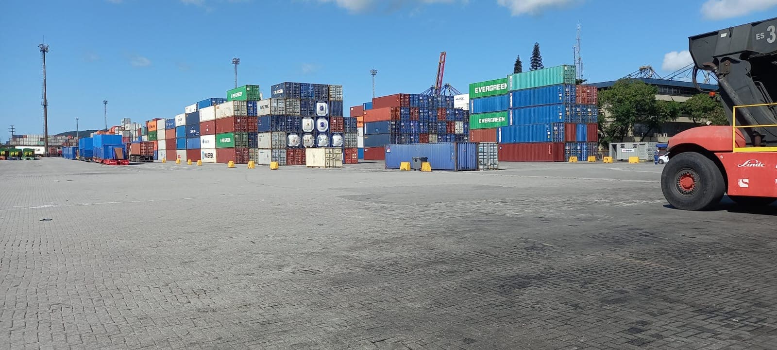 Operação portuária em Santos com navios atracados e movimentação de containers no terminal