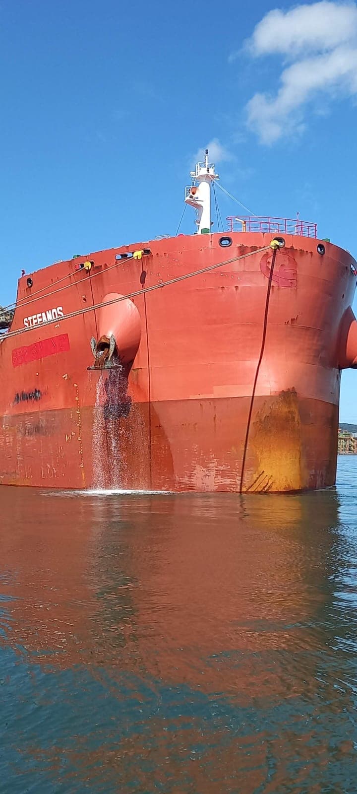 Operações de terminal no Porto de Santos com containers organizados em pátio alfandegado