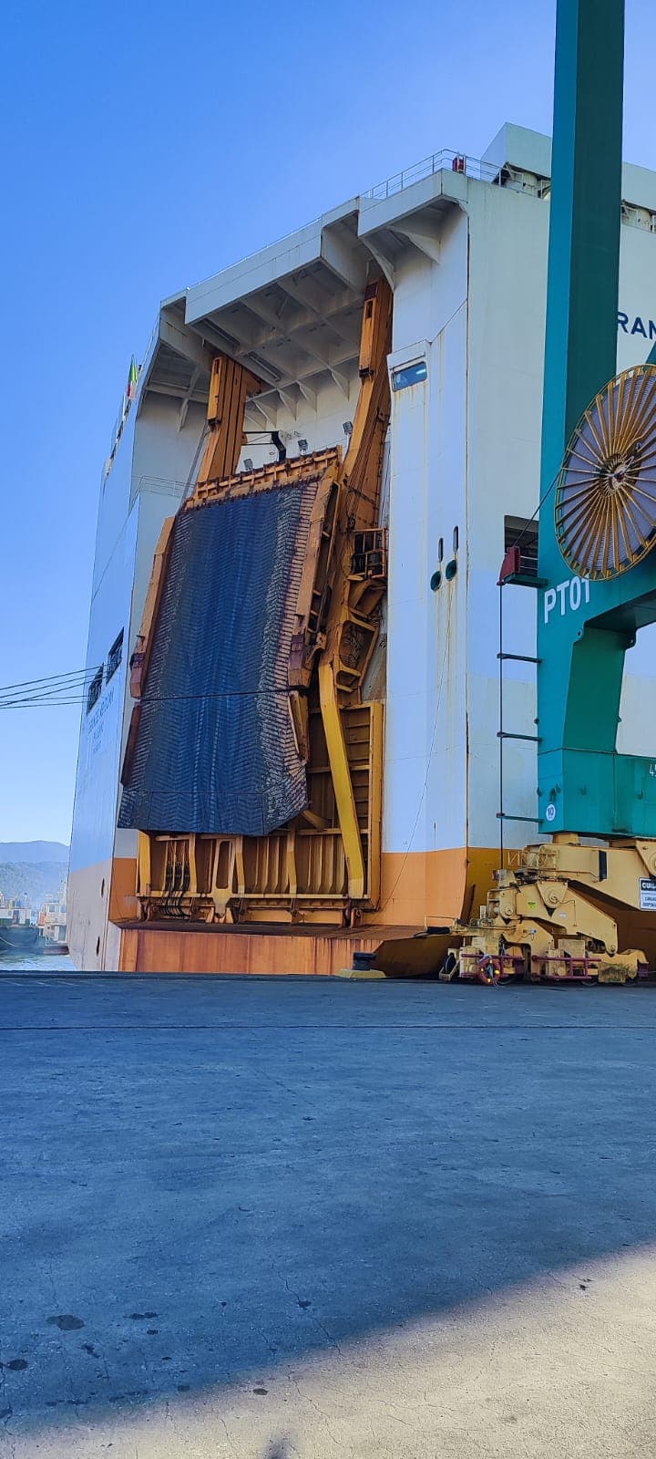 Terminal portuário em Santos com containers organizados em pátio alfandegado, ilustrando a estrutura onde são cobrados THC, capatazia e armazenagem